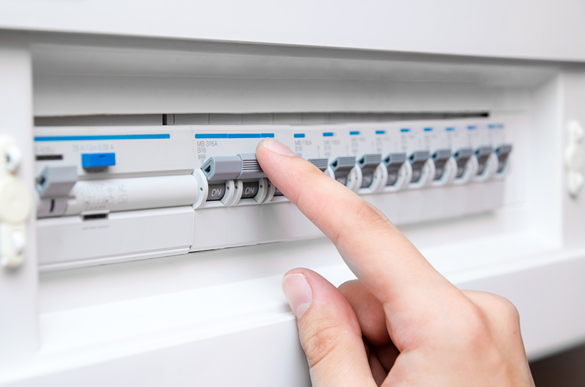 Elektro­installation bei MWE Elektrotechnik in Aurach