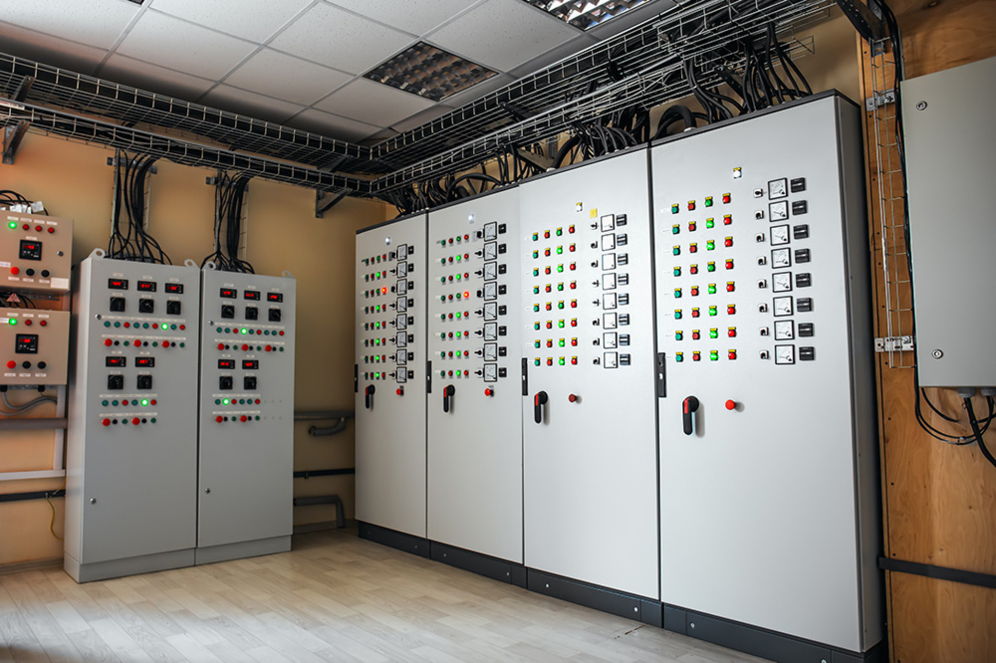 Schalt­anlagen­bau bei MWE Elektrotechnik in Aurach